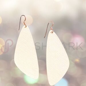 NWOT Nickel And Suede "Vanilla Shimmer" Evies Chic Cream Dangle Earrings